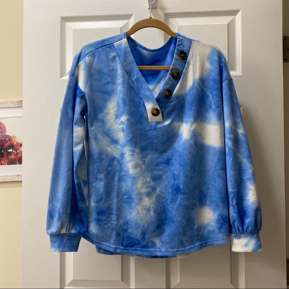 LIKE NEW Tie-dye sweatshirt blouse